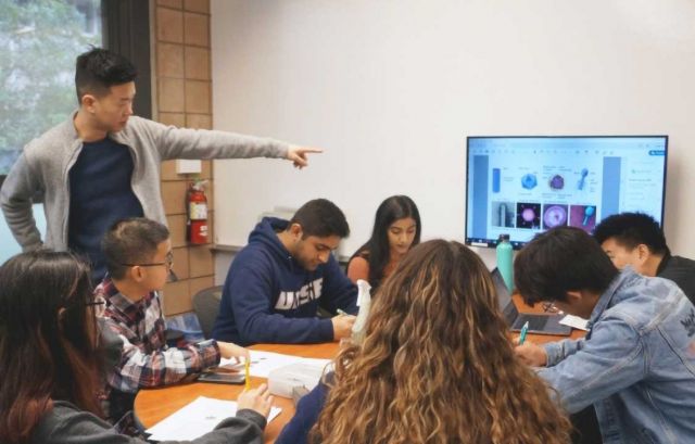 Biomentor Kevin Ruan guides first-year biology majors through a discussion on viruses.